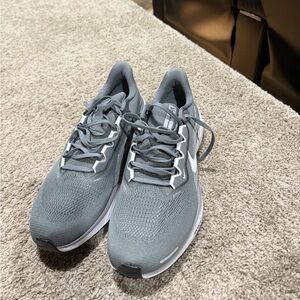 Nike Men's Grey Mesh Lace-Up Running Sneakers